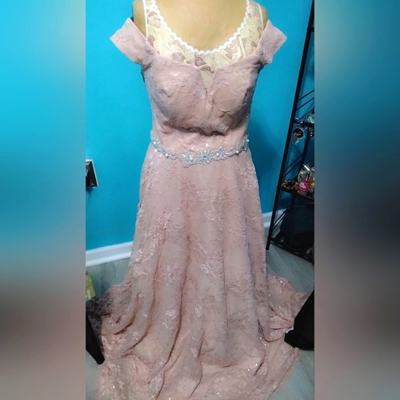 Bridal Dress - Picture 1 of 5